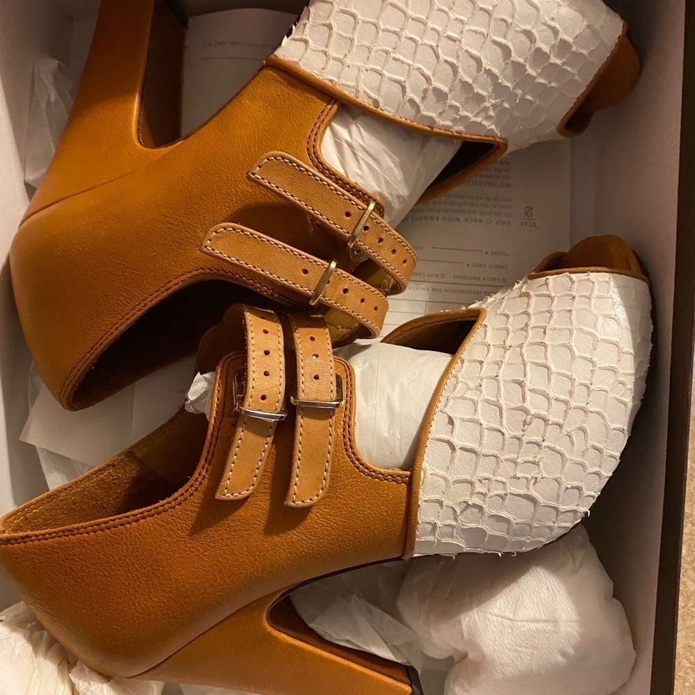 Brand New in Box Chie Mihara size 8 Leather Brown & White Heals